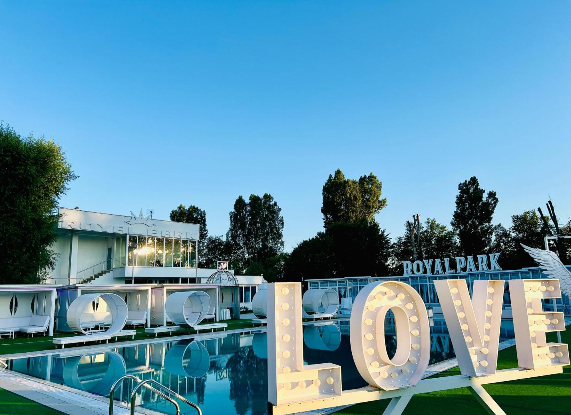 Royal Park Complex Otel Bascov Dış mekan fotoğraf